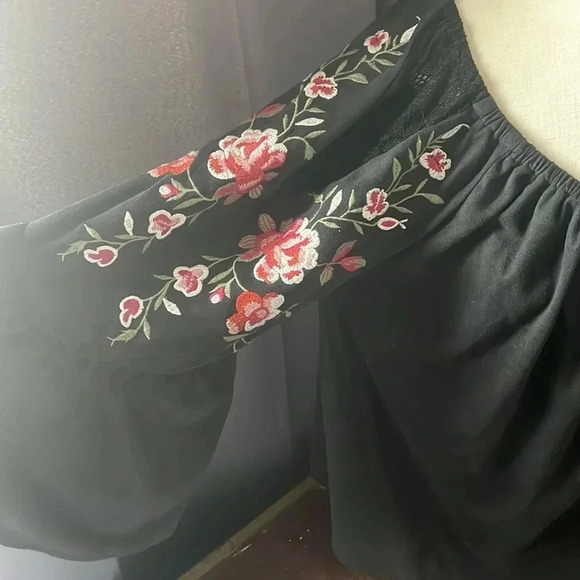Black Umgee Top with Floral Embroidery‎ XL - Picture 2 of 4